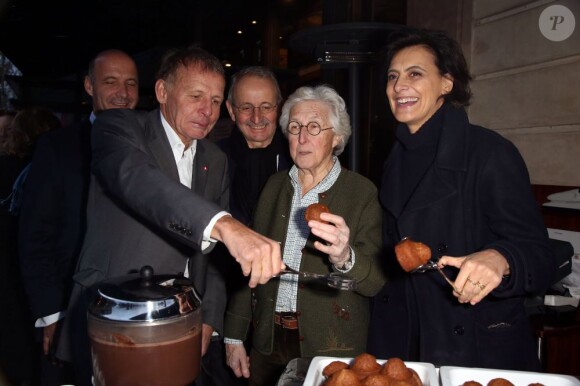 Inès de la Fressange et PPDA parrains de l'opération Goûters de coeur au profit de Mécénat chirurgie cardiaque. Le 18 décembre 2012 au Café de la Paix à Paris