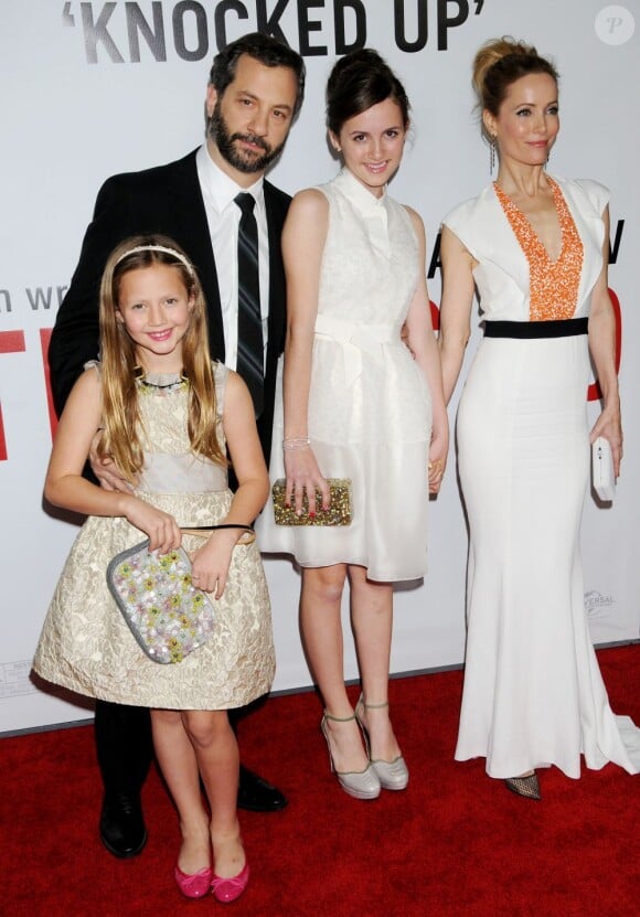 Judd Apatow et sa femme actrice Leslie Mann accompagnés de ses enfants Iris Apatow et Maude Apatow, pendant la première mondiale du film, le 12 décembre 2012.