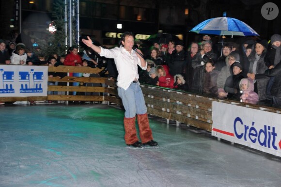 Philippe Candeloro sur la patinoire de Charenton avec sa troupe Candeloro Show Company pour présenter son spectacle Dancing on Ice le 19 décembre 2012.