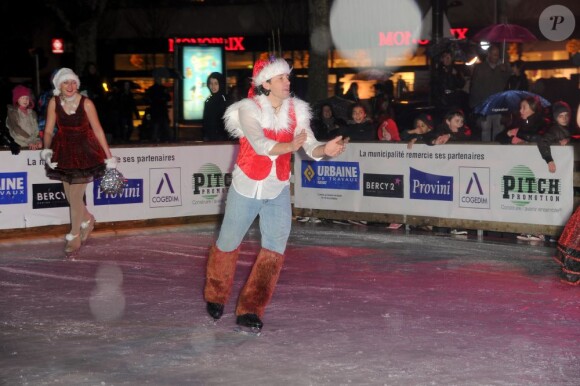 Philippe Candeloro sur la patinoire de Charenton avec sa troupe Candeloro Show Company pour présenter son spectacle Dancing on Ice le 19 décembre 2012.