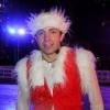 Philippe Candeloro en Père Noël sur la patinoire de Charenton avec sa troupe Candeloro Show Company pour présenter son spectacle Dancing on Ice le 19 décembre 2012.