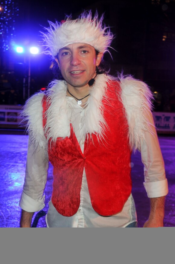 Philippe Candeloro en Père Noël sur la patinoire de Charenton avec sa troupe Candeloro Show Company pour présenter son spectacle Dancing on Ice le 19 décembre 2012.