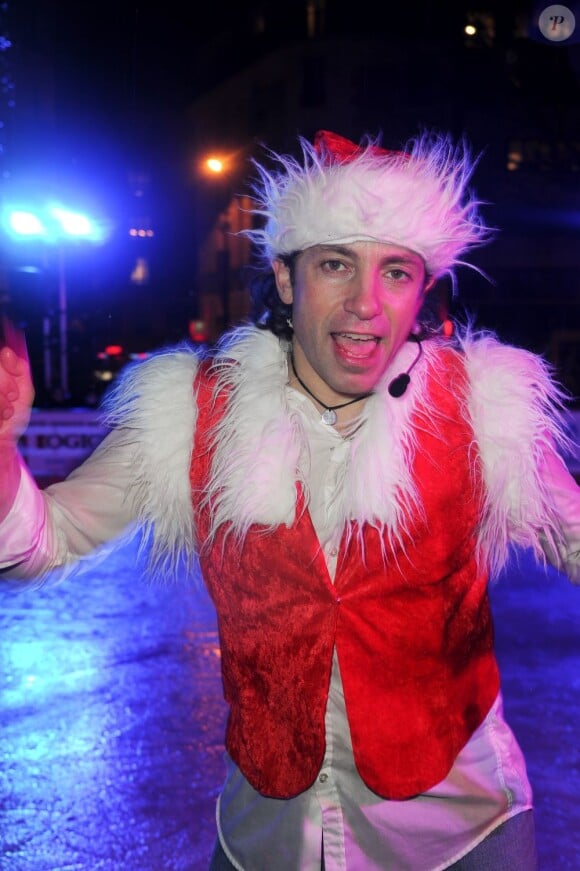 Philippe Candeloro déguisé en patineur sur la patinoire de Charenton avec sa troupe Candeloro Show Company pour présenter son spectacle Dancing on Ice le 19 décembre 2012.