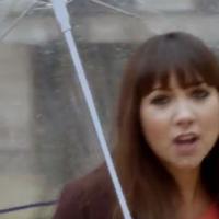 Leslie : Pour 'Je te donne', elle est pimpante même sous la pluie !