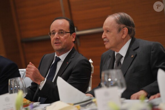 François Hollande et Abdelaziz Bouteflika lors d'un dîner d'Etat à Tlemcen, le 20 décembre 2012.