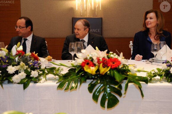 Valérie Trierweiler avec François Hollande et Abdelaziz Bouteflika lors d'un dîner d'Etat à Tlemcen, le 20 décembre 2012.