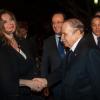 Le président algérien Abdelaziz Bouteflika, François Hollande et Valérie Trierweiler arrivent pour le dîner officiel au Palais du Peuple d'Alger, le 19 décembre 2012.