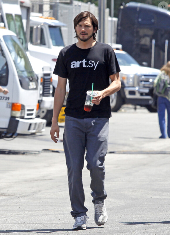 Ashton Kutcher, sur le tournage du biopic sur la vie de Steve Jobs en Californie le 22 juin 2012.