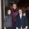L'infante Elena d'Espagne, avec ses enfants Victoria et Felipe, prête à fêter son 49e anniversaire le 20 décembre 2012 à Madrid.