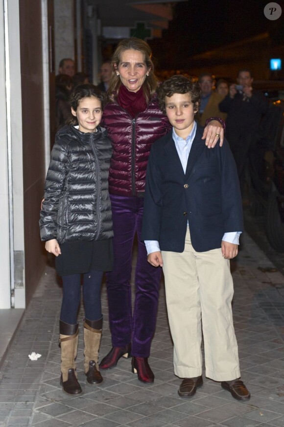 L'infante Elena d'Espagne, avec ses enfants Victoria et Felipe, prête à fêter son 49e anniversaire le 20 décembre 2012 à Madrid.