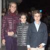 L'infante Elena d'Espagne avec ses deux enfants Victoria et Felipe pour fêter son 49e anniversaire, à Madrid le 20 décembre 2012