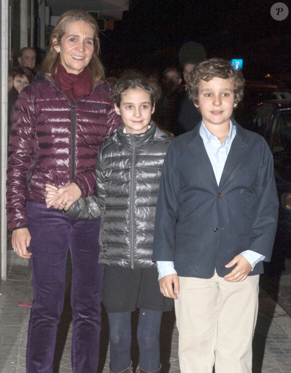 L'infante Elena d'Espagne avec ses deux enfants Victoria et Felipe pour fêter son 49e anniversaire, à Madrid le 20 décembre 2012