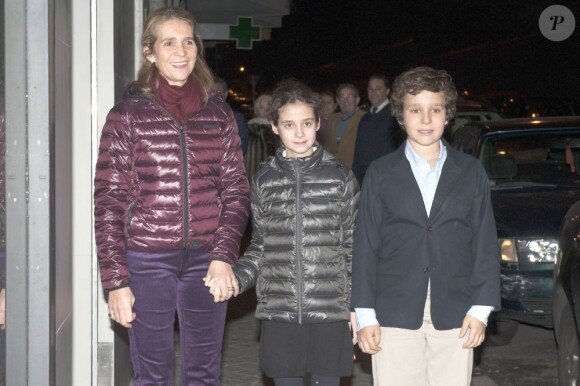 Elena d'Espagne avec ses enfants Victoria et Felipe pour fêter son 49e anniversaire, à Madrid le 20 décembre 2012