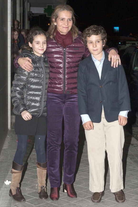 L'infante Elena d'Espagne avec ses enfants Victoria et Felipe pour fêter son 49e anniversaire, à Madrid le 20 décembre 2012