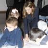 Letizia d'Espagne en plein atelier au 36e Salon du livre jeunesse de Madrid, le 21 décembre 2012.