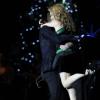 Jason Donovan et Kylie Minogue, très proches, lors du concert Hit Factory à l'O2 de Londres le 21 decembre 2012.