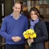 Le prince William et Kate Middleton quittent l'hôpital King Edward VII avec le sourire. Londres, le 6 décembre 2012.