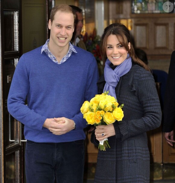 Le prince William et Kate Middleton quittent l'hôpital King Edward VII avec le sourire. Londres, le 6 décembre 2012.