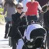 Anna Paquin se promène avec ses enfants en compagnie d' une amie à Venice Beach Le 22 decembre 2012