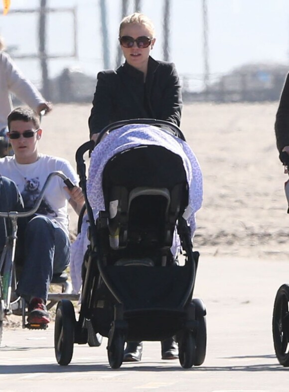 Anna Paquin tente de passe incognito avec ses enfants à Venice Beach Le 22 décembre 2012