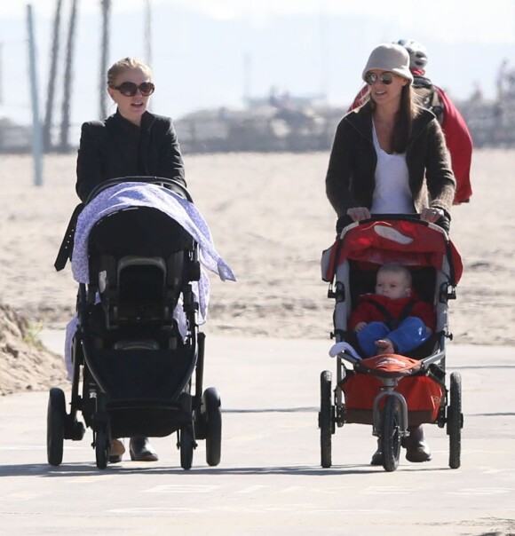Anna Paquin profite du soleil et se balade avec ses jumeaux et une amie à Venice Beach le 22 décembre 2012
