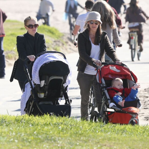 Anna Paquin se promène avec ses enfants en compagnie d' une amie à Venice Beach Le 22 decembre 2012