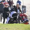Anna Paquin se promène avec ses enfants en compagnie d' une amie à Venice Beach Le 22 decembre 2012
