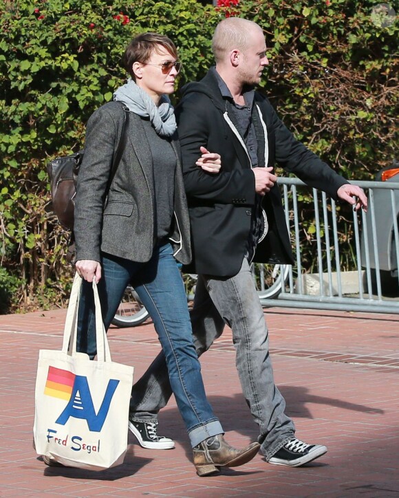 Robin Wright et son petit ami, l'acteur Ben Foster font du shopping à la boutique Fred Segal à Santa Monica, le 23 décembre 2012.