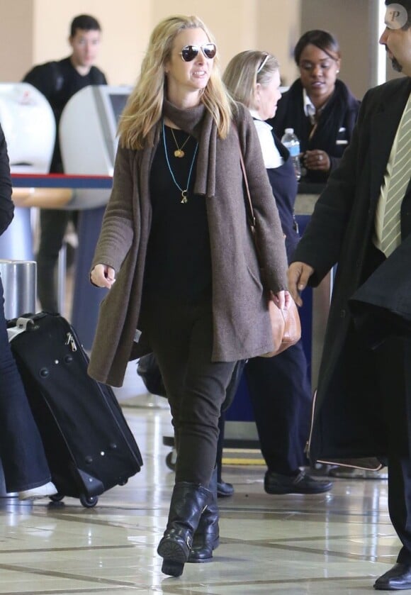 Lisa Kudrow, son mari Michel Stern et leur fils Julian arrivent à l'aéroport de Los Angeles, le 23 décembre 2012. A 49 ans la maman est sublime.