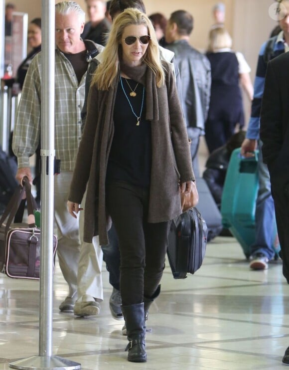 Lisa Kudrow arrive à l'aéroport de Los Angeles, le 23 décembre 2012.