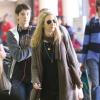 Lisa Kudrow, son mari Michel Stern et leur fils Julian arrivent à l'aéroport de Los Angeles, le 23 décembre 2012.