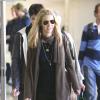 Lisa Kudrow, son mari Michel Stern et leur fils Julian arrivent à l'aéroport de Los Angeles, le 23 décembre 2012.