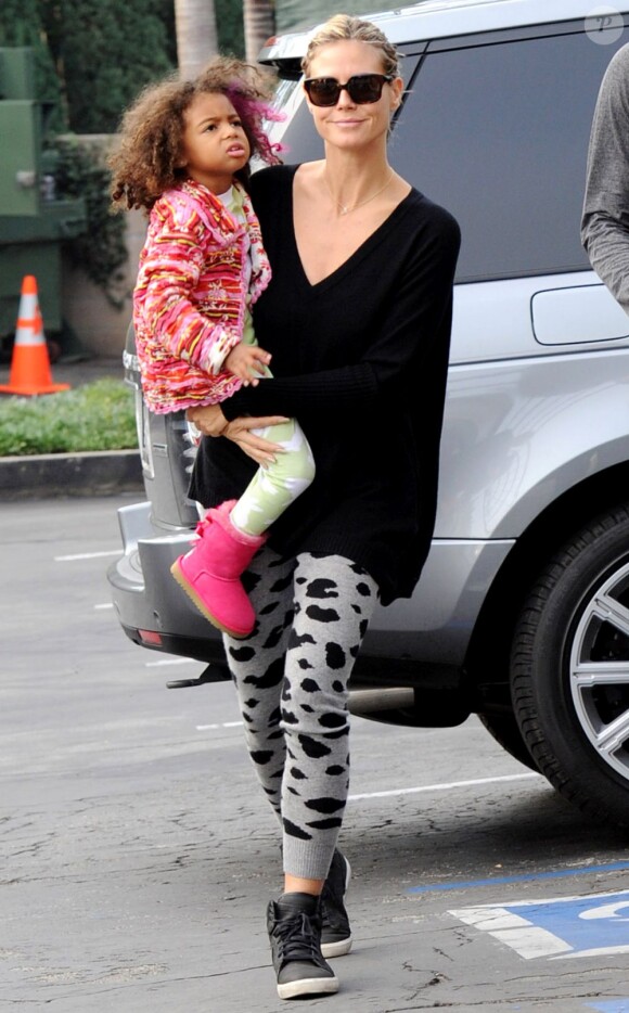 Heidi Klum et sa fille Lou Samuel à Los Angeles, le 25 novembre 2012.