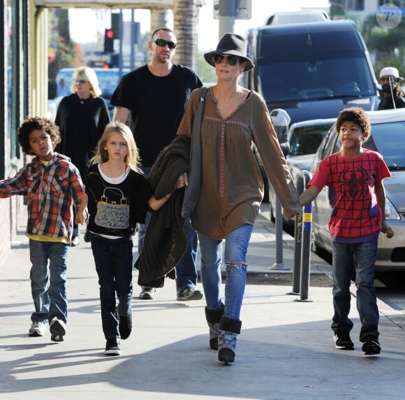 Heidi Klum et ses trois enfants Johan, Leni et Henry, suivis de Martin Kristen et de la grand-mère Erna se baladent au centre commercial The Grove. Los Angeles, le 21 novembre 2012.