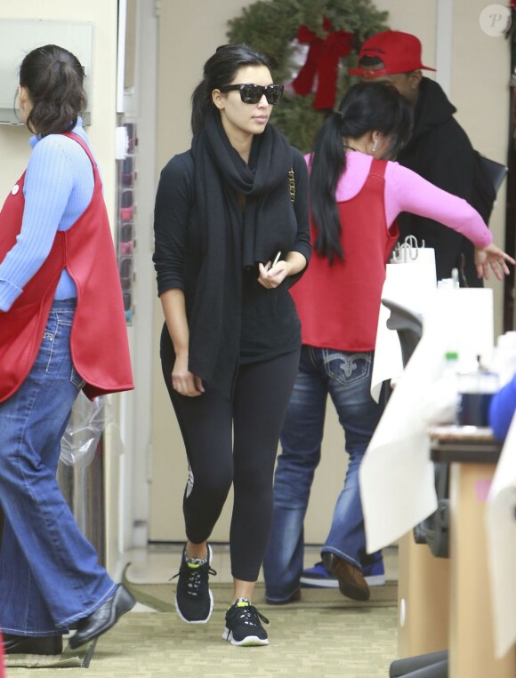 Kim Kardashian complète sa panoplie beauté au salon Beverly Hills Nail Design. Le 24 décembre 2012.