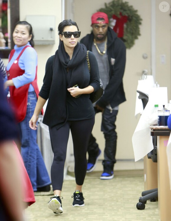 Kim Kardashian et Kanye West au salon Beverly Hills Nail Deisn. Beverly Hills, le 24 décembre 2012.