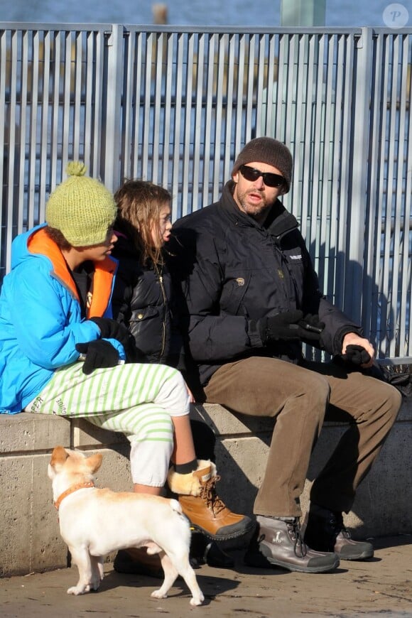 Hugh Jackman, avec son fils Oscar Jackman (12 ans), sa fille Ava Jackman (7 ans), prennent du bon temps en famille à New York, le 25 décembre 2012.