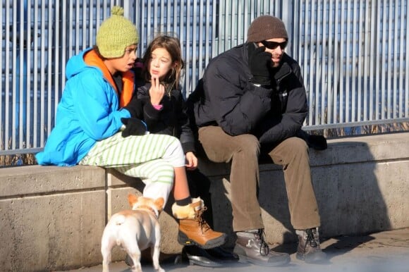 Hugh Jackman, son fils Oscar Jackman (12 ans), sa fille Ava Jackman (7 ans), prennent du bon temps en famille à New York, le 25 décembre 2012.