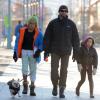 Le beau Hugh Jackman, son fils Oscar Jackman (12 ans), sa fille Ava Jackman (7 ans), prennent du bon temps en famille à New York, le 25 décembre 2012.