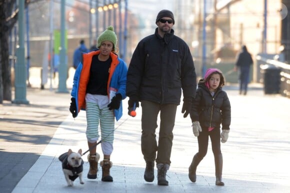 Le beau Hugh Jackman, son fils Oscar Jackman (12 ans), sa fille Ava Jackman (7 ans), prennent du bon temps en famille à New York, le 25 décembre 2012.