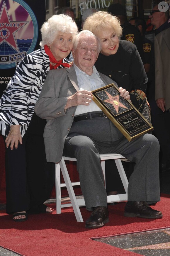 Charlotte Rae et Doris Roberts entourant l'acteur Charles Durning à Los Angeles lorsqu'il reçoit son étoile à Hollywood en 2008