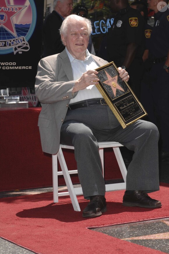 L'acteur Charles Durning avec son étoile à Hollywood le 31 juillet 2008