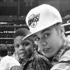 Justin Bieber et le jeune Christopher Emmanuel Paul II, fils du joueur star des Los Angeles Clippers, Chris Paul. Ensemble ils assistent à la victoire de l'équipe du joueur face aux Boston Celtics à Los Angeles le 27 décembre 2012.