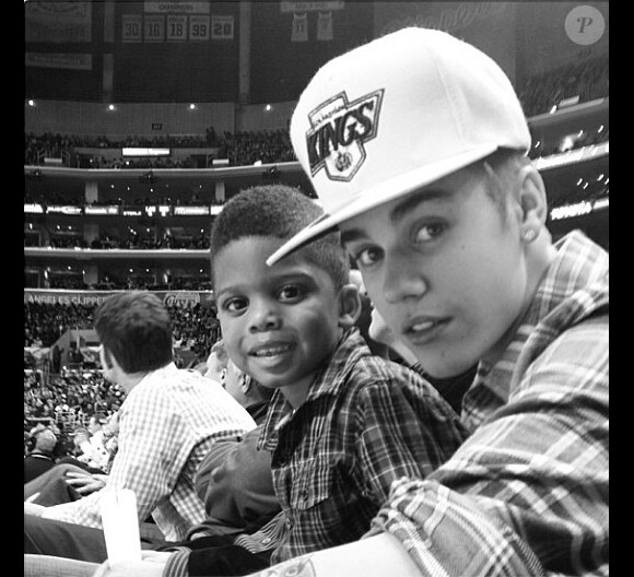 Justin Bieber et le jeune Christopher Emmanuel Paul II, fils du joueur star des Los Angeles Clippers, Chris Paul. Ensemble ils assistent à la victoire de l'équipe du joueur face aux Boston Celtics à Los Angeles le 27 décembre 2012.
