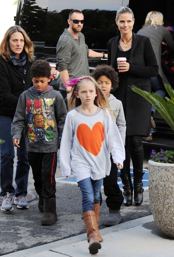 Heidi Klum avec son boyfriend Martin Kristen et ses enfants Johan Samuel et Leni Klum quittent un magasin Target, le 29 décembre 2012 à Los Angeles