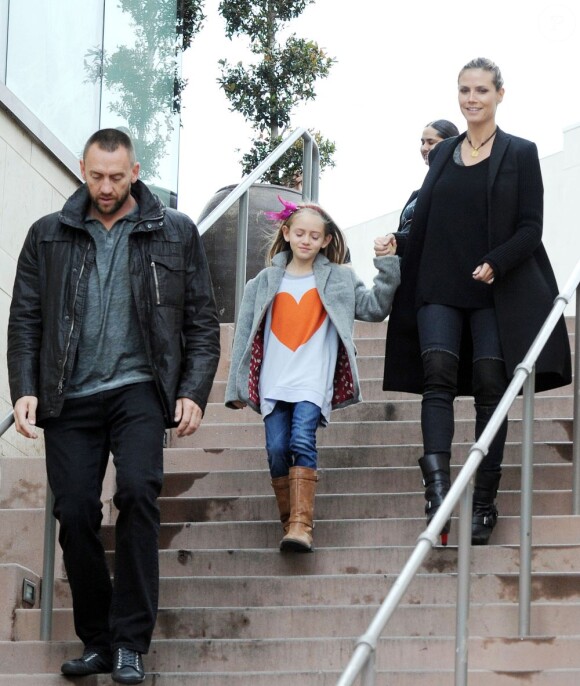 Heidi Klum avec son compagnon Martin Kristen et ses enfants Johan Samuel et Leni Klum quittent un magasin Target, le 29 décembre 2012 à Los Angeles