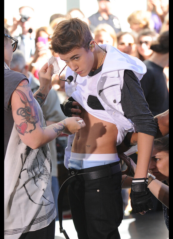 Justin Bieber et son tatouage de petit oiseau, à New York le 15 juin 2012.