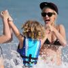 Ashlee Simpson et son fils Bronx Wentz en vacances sur la plage de Oahu à Hawai, le 29 décembre 2012.