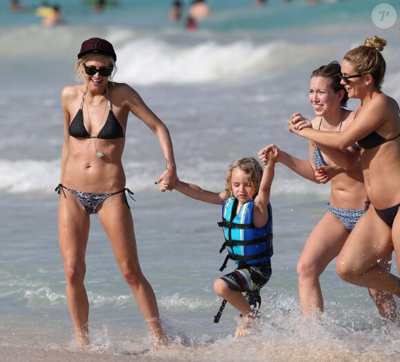 Ashlee Simpson et son fils Bronx Wentz en vacances sur la plage de Oahu à Hawai, le 29 décembre 2012.