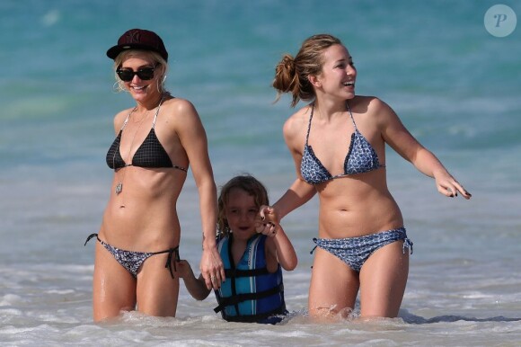 Ashlee Simpson et son fils Bronx Wentz en vacances sur la plage de Oahu à Hawai, le 29 décembre 2012.
